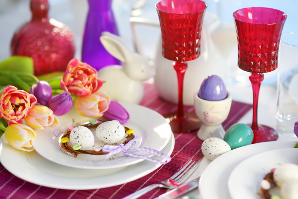 复活节庆祝用陶器和鲜花装饰的漂亮餐桌图片下载