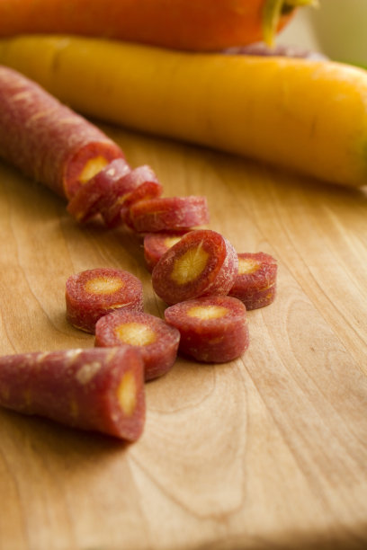 切碎的胡萝卜和蔬菜特写图片下载