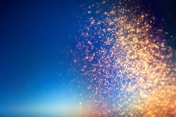 闪光灯抽象背景与黄金粒子。散焦散焦，暗喜庆纹理图片下载