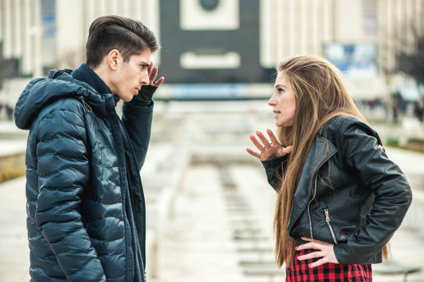 两个年轻的恋人因意见不合而吵架图片下载
