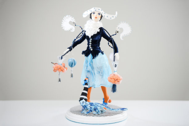 瓷器浅黑色女孩冬天橙色蓝色的猫图片下载