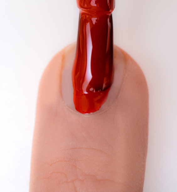 用红色指甲油涂指甲图片下载