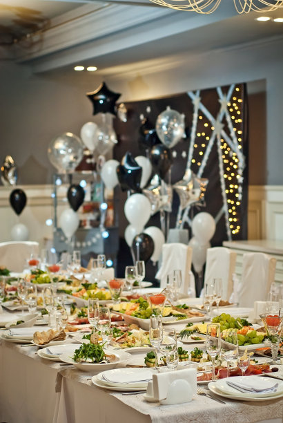 餐厅的桌子上摆满了美味的菜肴图片下载