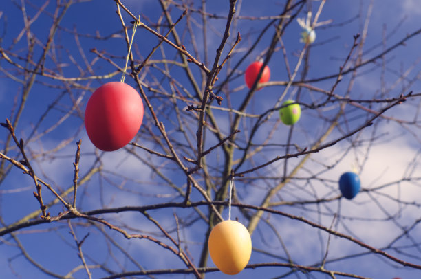 五彩缤纷的复活节彩蛋在空中。图片下载