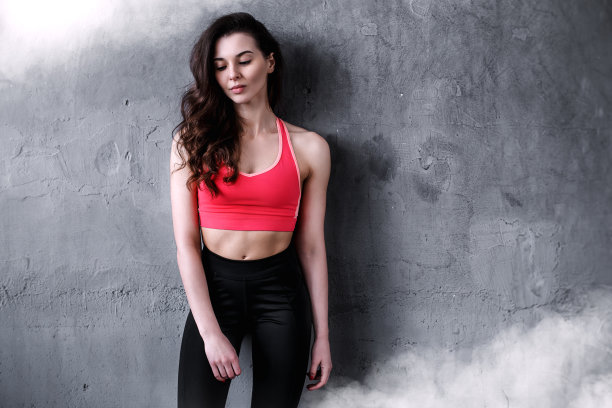 靠墙的女人肖像图片下载