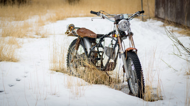 在展会上坏掉的摩托车没有引擎而且生锈了图片下载