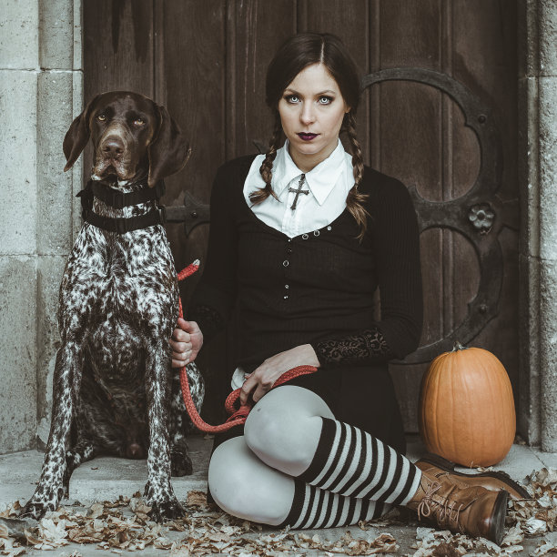 万圣节的恐怖女人和她的狗图片下载