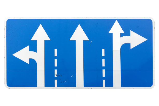 “遵循方向”三车道广场蓝色道路标志孤立在白色。图片下载