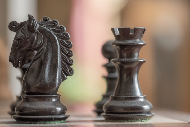乌木手工雕刻国际象棋棋子特写素材图片