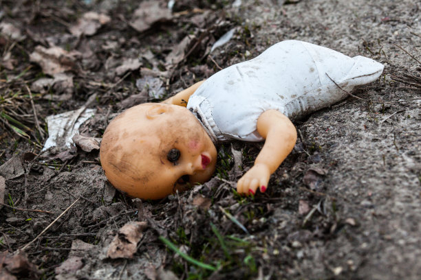 垃圾填埋场里丢弃的脏兮兮的旧娃娃图片下载