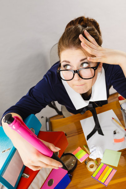 沮丧的女商人坐在办公桌前图片下载