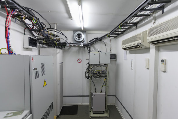 通信设备基本站内部。图片下载