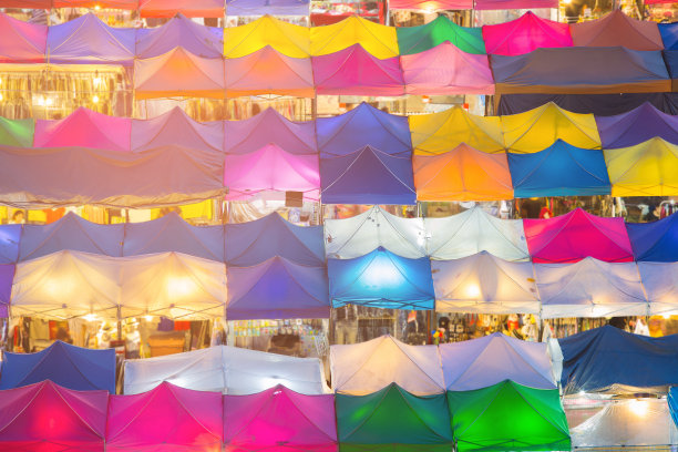 屋顶上的多色跳蚤市场图片下载