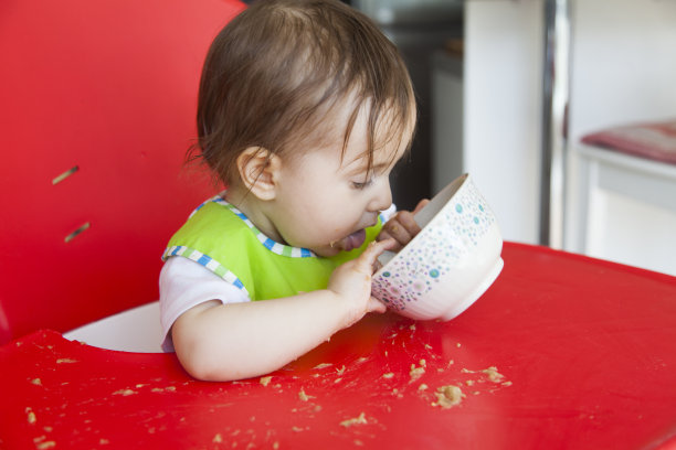 小女孩在吃饭图片下载