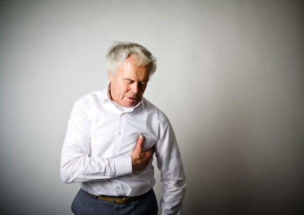 胸痛的老人突发心脏病图片下载