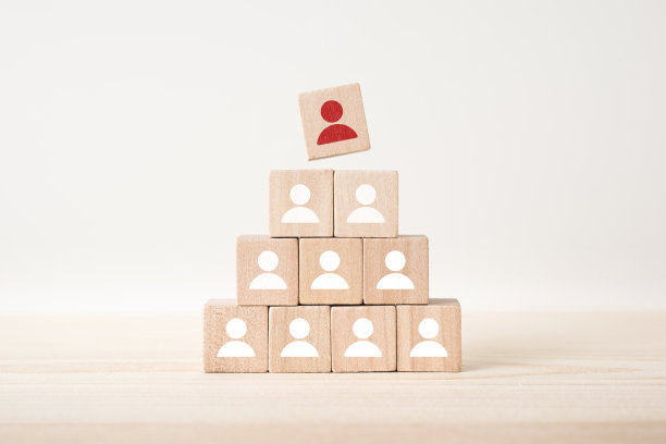 浮动木立方体与人力资源理念的木地板素材图片