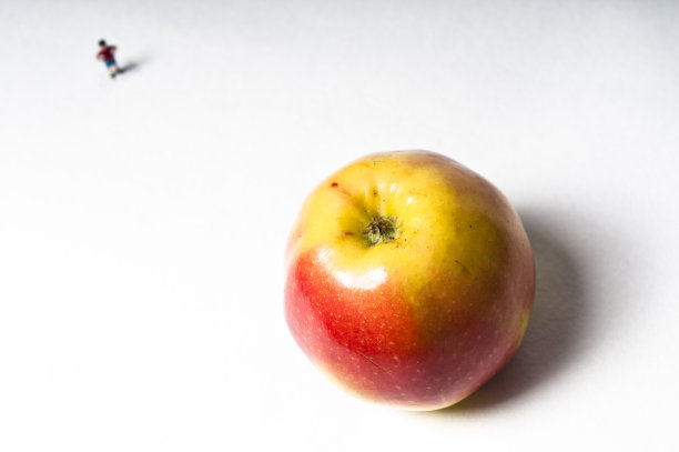 苹果和一个男孩玩具图片下载