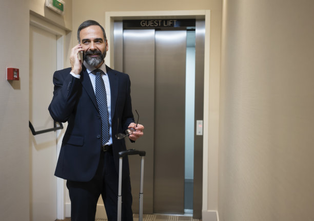 在酒店里出差的商人图片下载