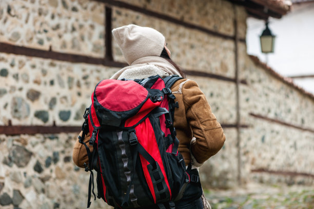 美丽的游客漫步在一个古老的城镇图片下载