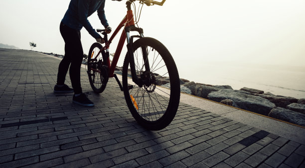 骑自行车的人在海岸上骑山地车素材图片