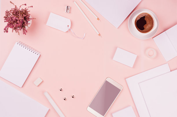 企业身份模板，白色空白文具集石南花，咖啡，电话在软粉色优雅时尚的背景。模拟品牌、商业演示和作品集。图片下载