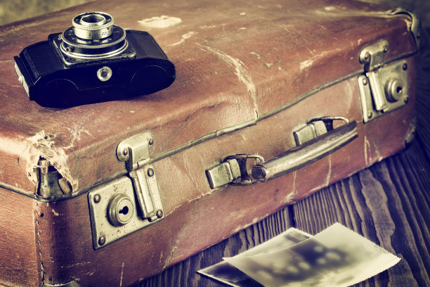 带有照相机的破旧的有裂缝的脏箱子图片下载