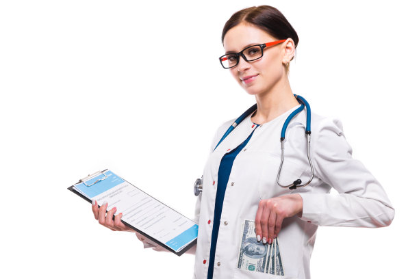 年轻美丽的女医生手里拿着剪贴板和钱在白底接受贿赂的概念图片下载