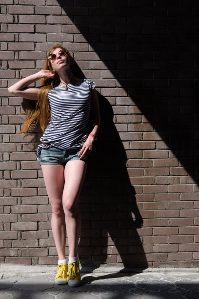 一个戴着墨镜的红发女人的肖像图片下载