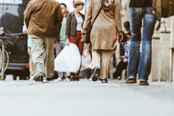 朋友们走在街上图片下载