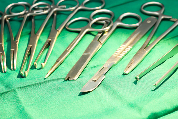 手术室手术台上的手术器械图片下载
