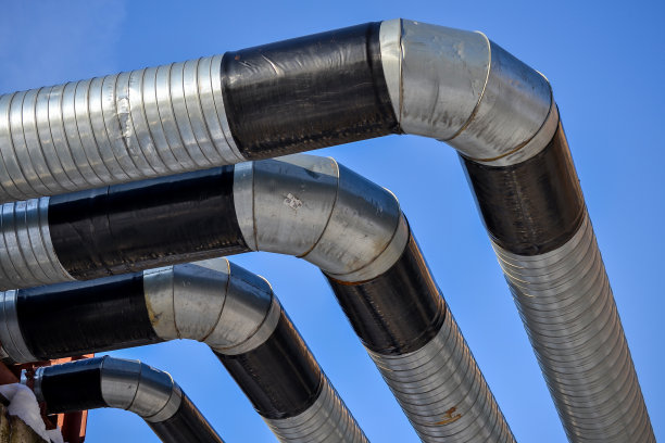 几根加热管在蓝天的映衬下转动图片下载