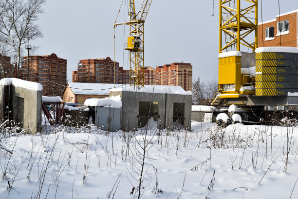 废弃的多层建筑。塔吊和破碎玻璃的房子。冬天。俄罗斯图片下载