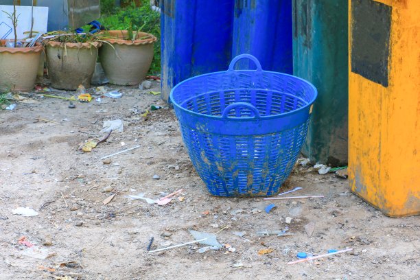 城市里的塑料蓝垃圾篓图片下载