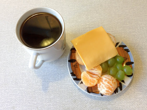 早餐，一大杯咖啡，三明治和水果图片下载