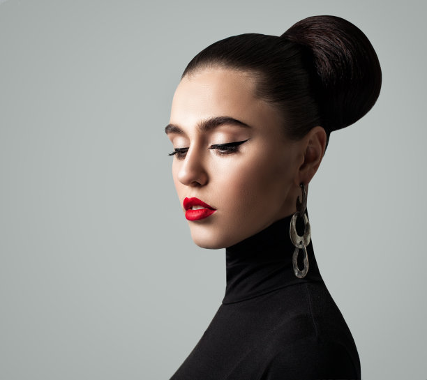 复古时尚肖像优雅的年轻女人时尚的化妆和发型图片下载