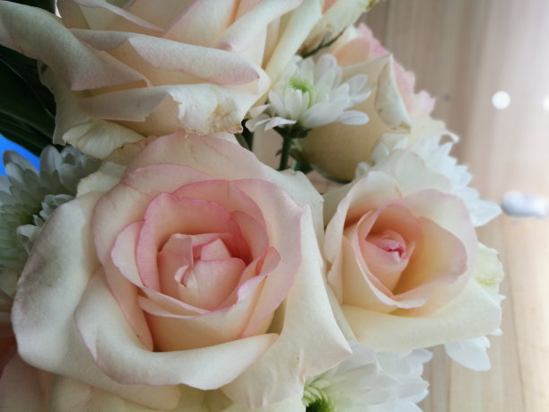 美丽的玫瑰花束，粉色的Yotika玫瑰和橙色的柔和的Marriya玫瑰。浪漫情人节和婚礼概念。图片下载