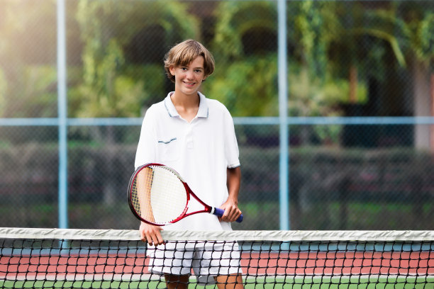 孩子在室外打网球图片下载