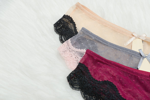 三条带标签的内裤。白色背景。时尚的概念图片下载