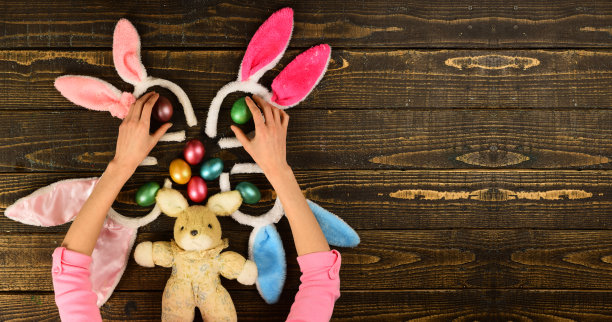 可爱有创意的复活节彩蛋照片，有的彩蛋为复活节兔子，孩子手。空间的文本。复活节彩蛋作文，可爱的小兔子。有趣的装饰。复活节快乐图片下载