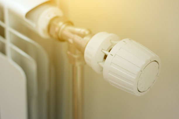 暖气片，公寓里的白色暖气片。图片下载