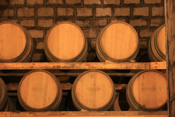 酒窖与木桶素材图片