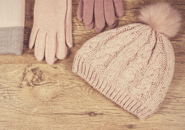 木制背景上的暖冬针织衣服。图片下载