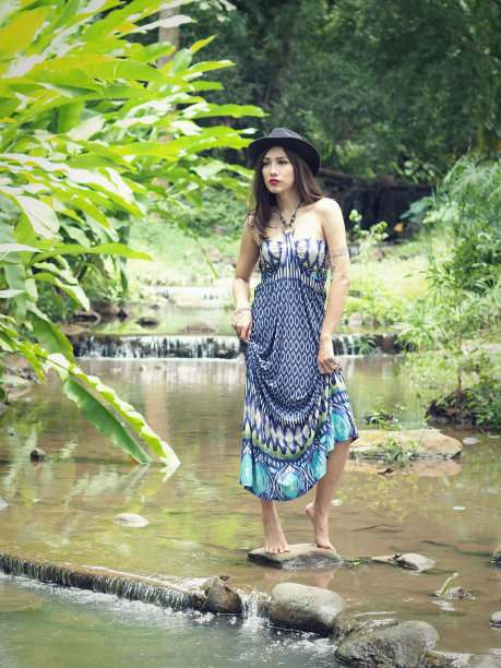 近距离拍摄的一个美丽的半种姓女士穿着蓝色裙子在小溪上摆姿势在Mae Hong Son省，泰国的森林。选择性聚焦，模糊背景。图片下载