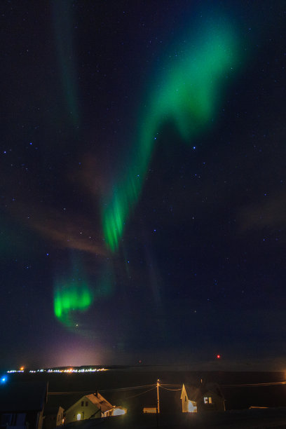 艾克罗伊岛上空令人难以置信的北极光活动图片下载