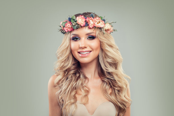 漂亮的女孩与金色卷发和化妆。夏天女人肖像图片下载