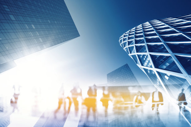 在巴黎商业区的摩天大楼和现代办公大楼附近的街道上行走的人们的剪影的多重曝光。多次曝光使图像模糊。经济，财务，商业概念插图图片下载