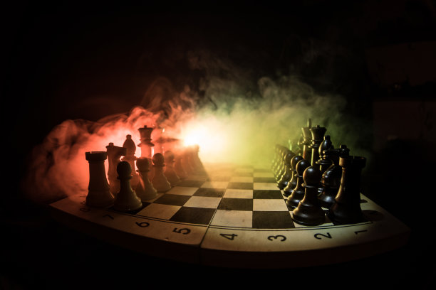 棋牌游戏的经营理念和竞争理念以及战略理念。象棋人物在烟雾缭绕的黑暗背景上。商业领导力和信心概念。图片下载