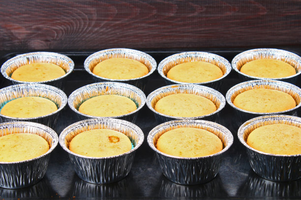 准备好的松饼放在木桌上。图片下载