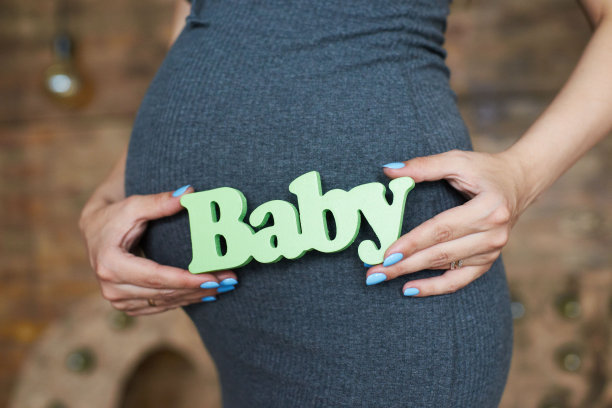 未来怀孕母亲手中的婴儿铭牌图片下载