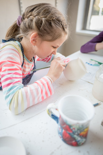 少女彩陶杯图片下载